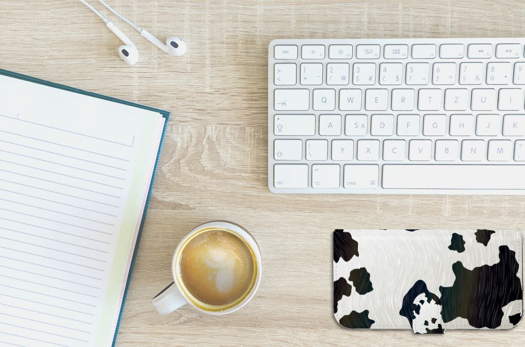 iPhone 15 Plus Telefoonhoesje met Pasjes Koeienvlekken op bureau met notitieboek, toetsenbord en koffie ☕.