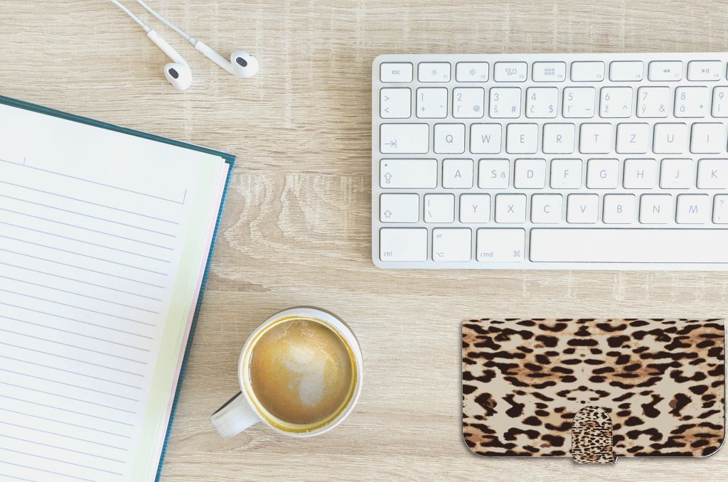iPhone 15 Plus Telefoonhoesje met Pasjes Leopard telefoonaccessoire leopard design bovenaanzicht