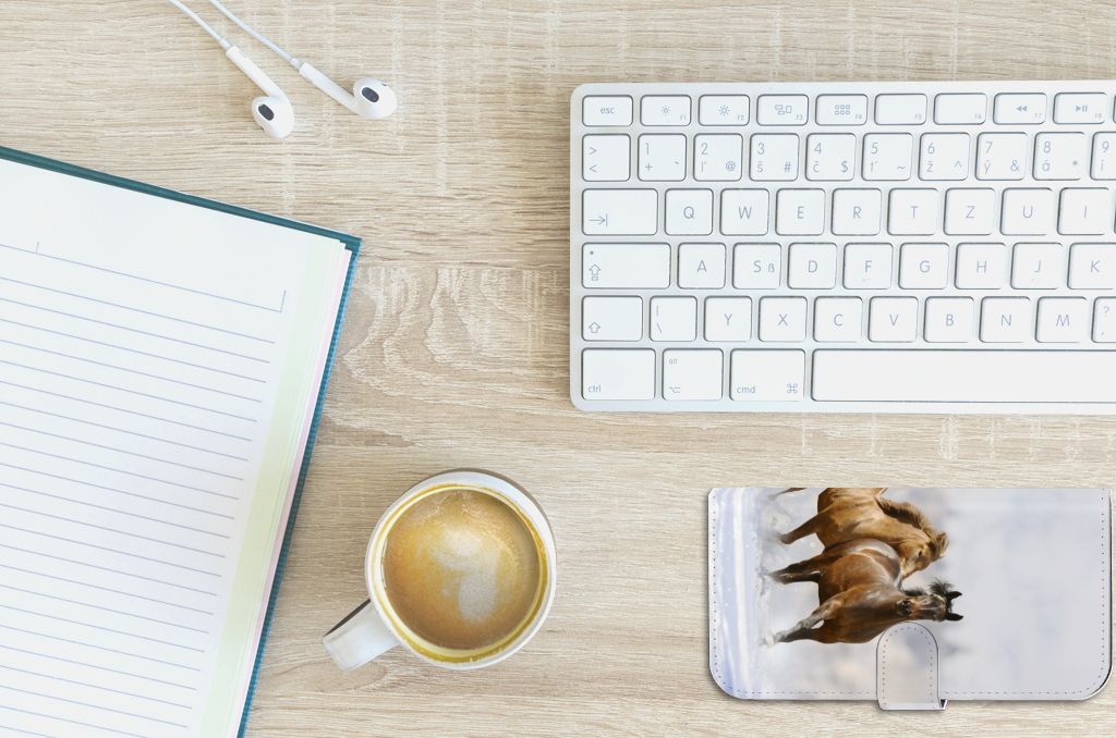 iPhone 15 Plus Telefoonhoesje met Pasjes Paarden op een bureau met koffie en notitieblok.