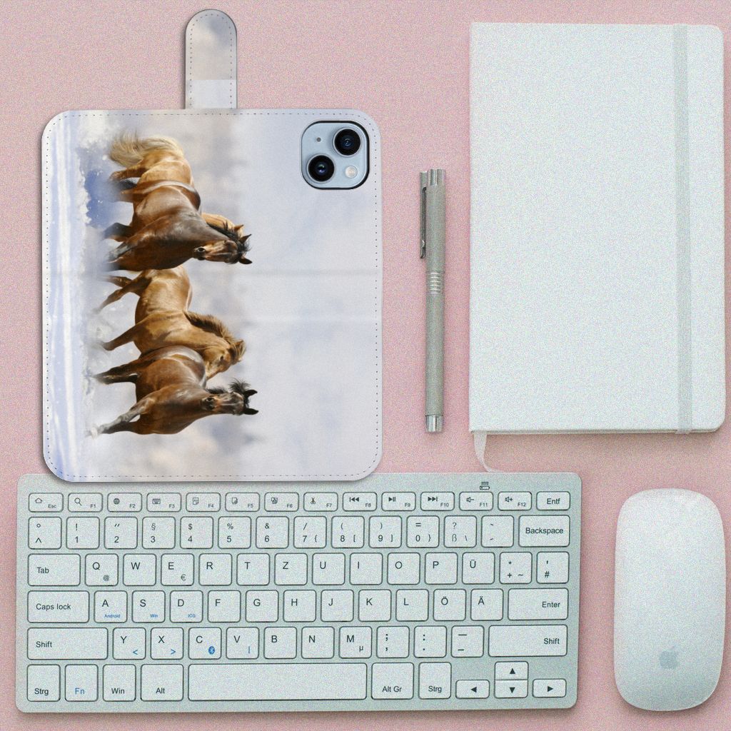 iPhone 15 Plus Telefoonhoesje met Pasjes Paarden met paardenprint, ideaal voor paardenliefhebbers.