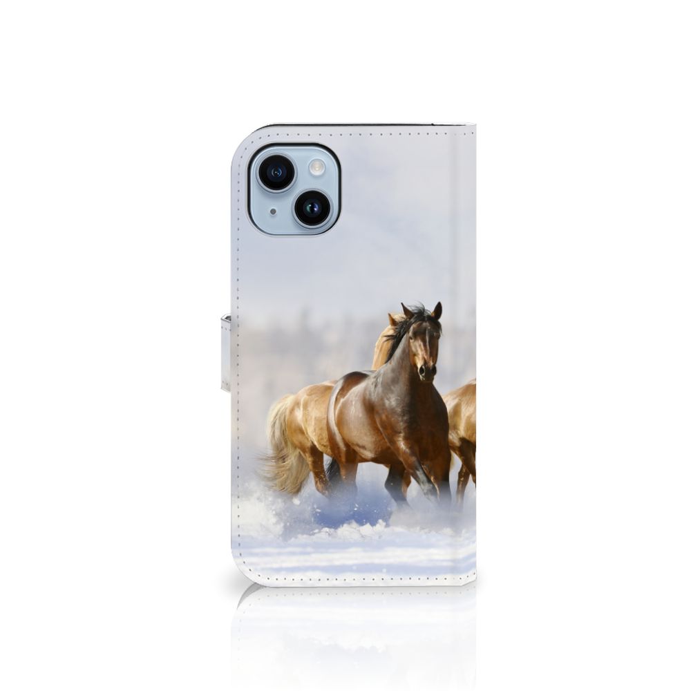 iPhone 15 Plus Telefoonhoesje met Pasjes Paarden met een afbeelding van galloperende paarden op een rustige achtergrond.