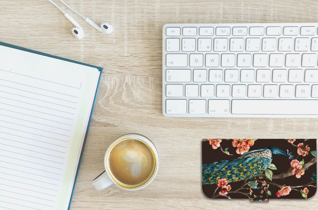 iPhone 15 Plus Telefoonhoesje met Pasjes Pauw met Bloemen op een bureau met een kopje koffie en notitieboekje.