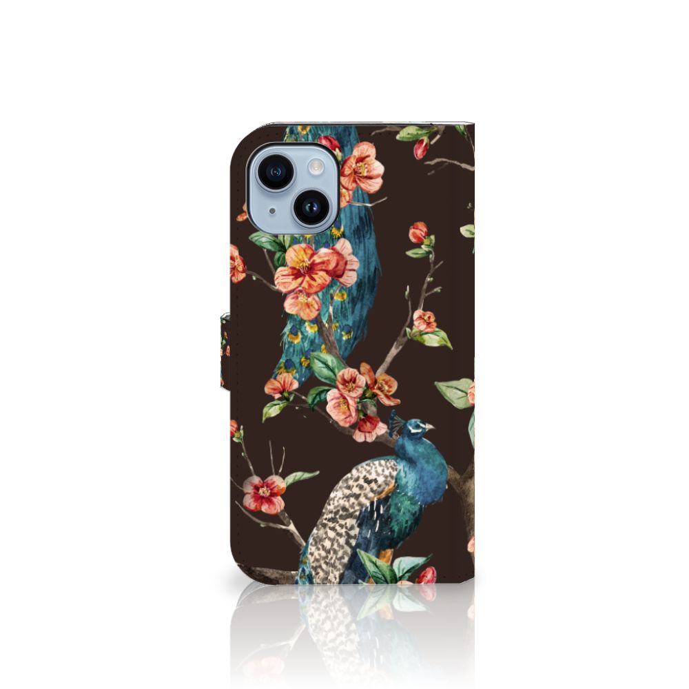iPhone 15 Plus Telefoonhoesje met Pasjes Pauw met Bloemen, artistiek met pauw en bloemen op een donkere achtergrond.
