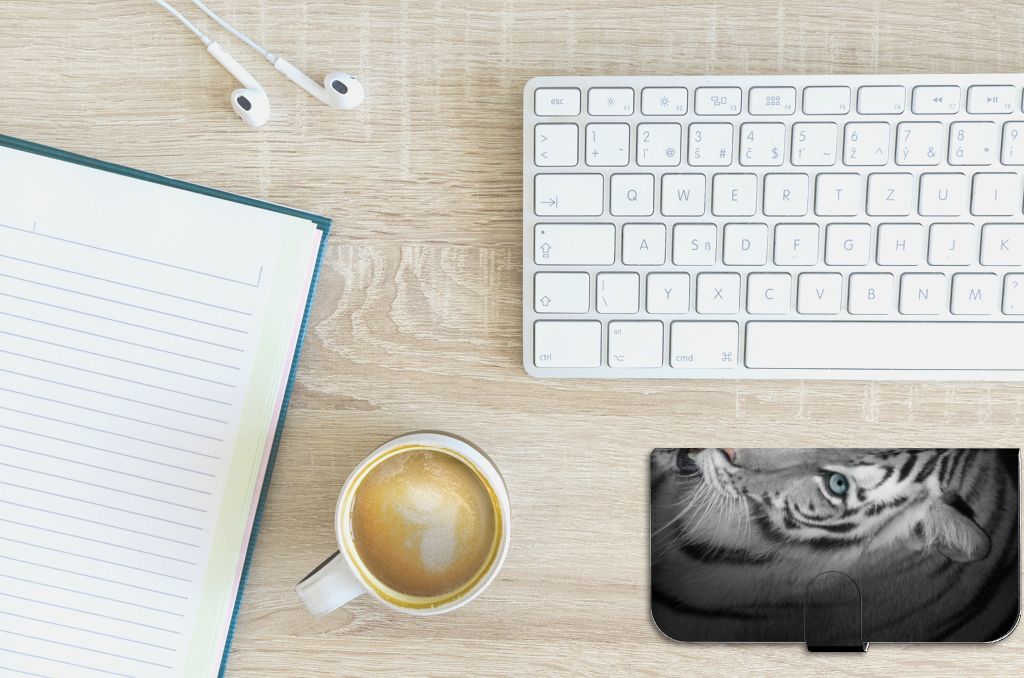 iPhone 15 Plus Telefoonhoesje met Pasjes Tijger op bureau met koffie en notebook 🐅.
