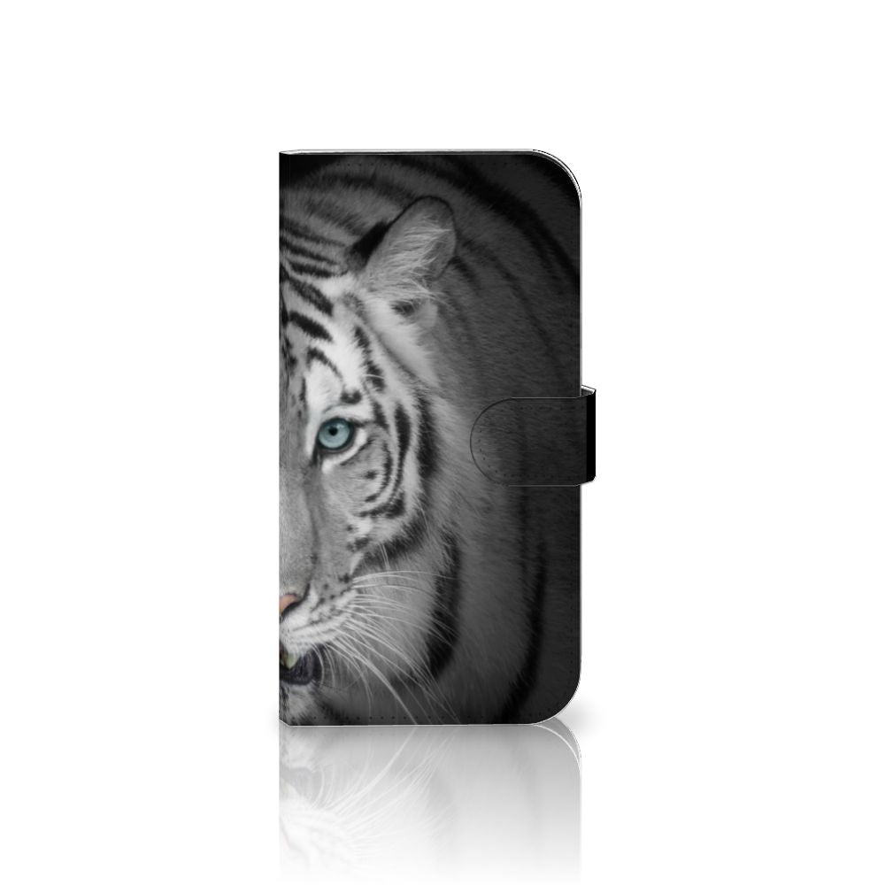 iPhone 15 Plus Telefoonhoesje met Pasjes Tijger - indrukwekkend design van een witte tijger 🐅.
