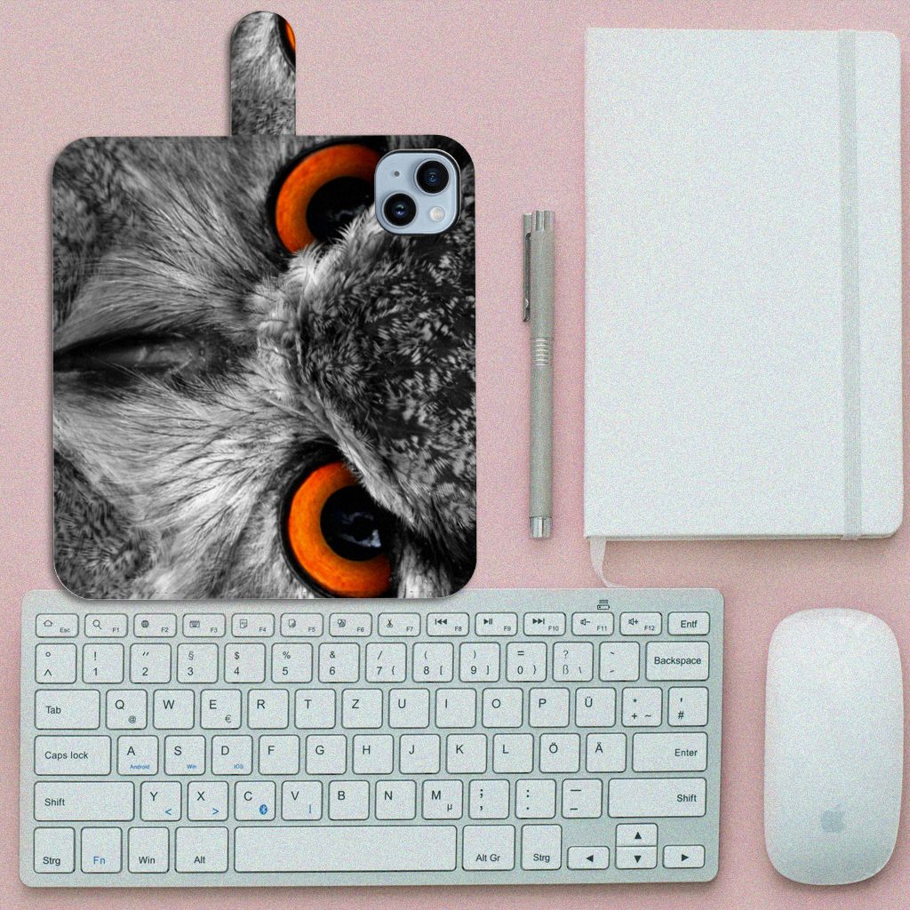 iPhone 15 Plus Telefoonhoesje met Pasjes Uil met opvallende uilenprint op een bureau