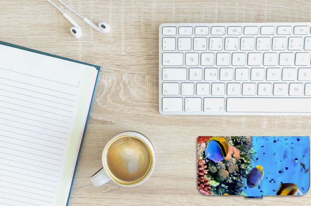 iPhone 15 Plus Telefoonhoesje met Pasjes Vissen op bureau met keyboard en kopje koffie.