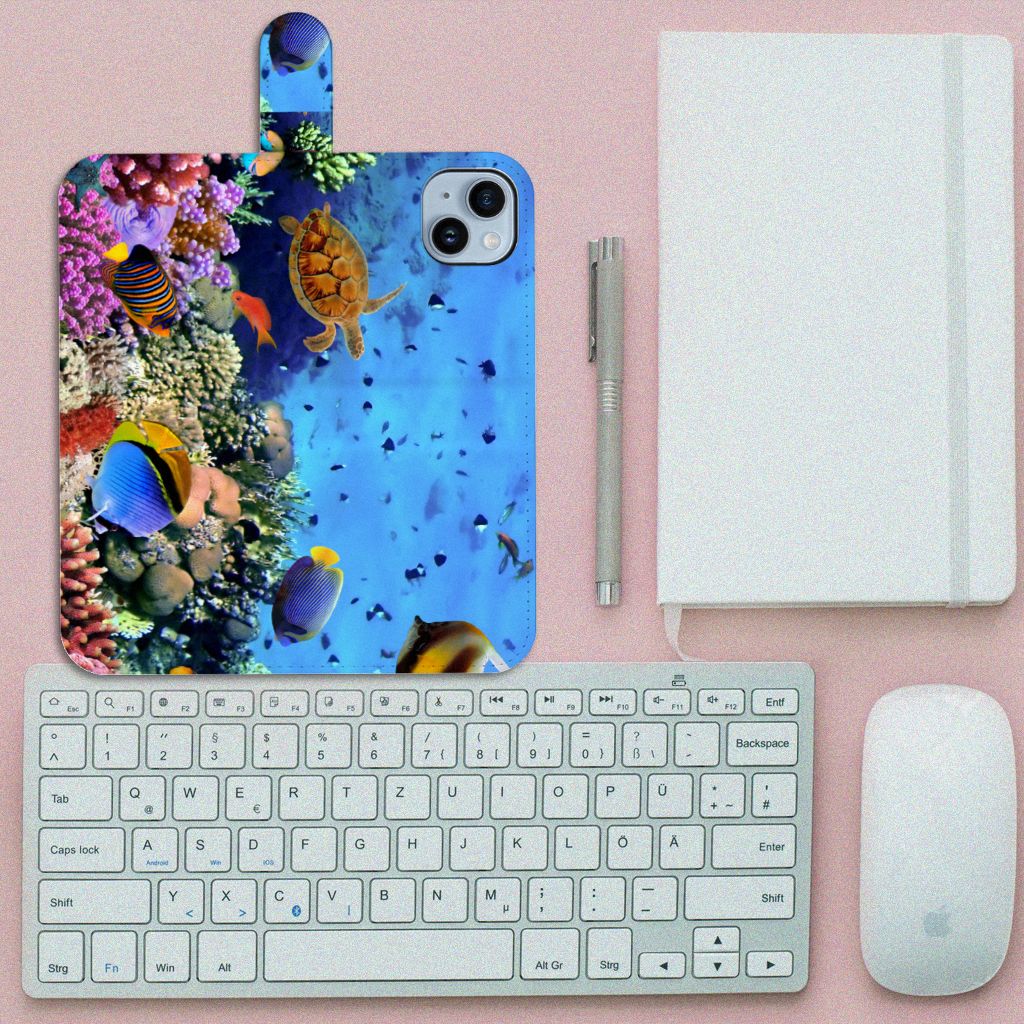 iPhone 15 Plus Telefoonhoesje met Pasjes Vissen, kleurrijk ontwerp met tropische vissen en schildpad 🌊