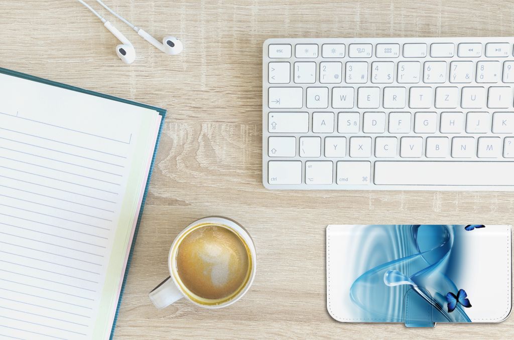 iPhone 15 Plus Telefoonhoesje met Pasjes Vlinders op bureau met koffie en notitieboek.