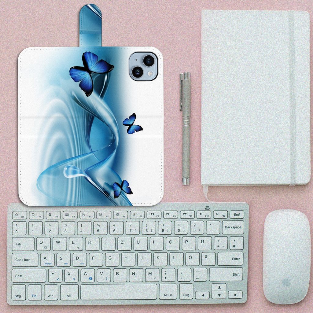 iPhone 15 Plus Telefoonhoesje met Pasjes Vlinders op een bureau met toetsenbord en notitieboekje