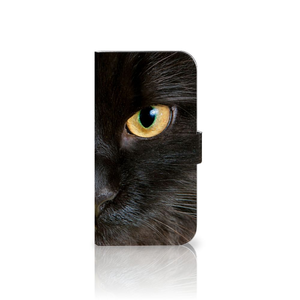 iPhone 15 Plus Telefoonhoesje met Pasjes Zwarte Kat - close-up van een zwarte kat met gouden ogen 😺.