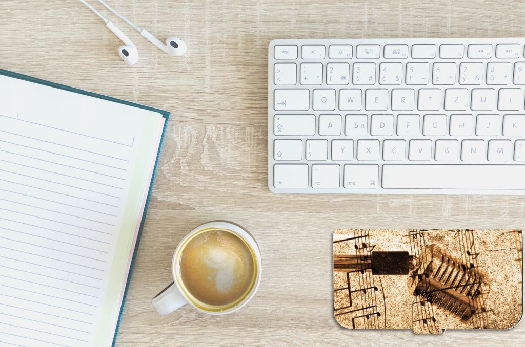 iPhone 15 Plus Telefoonhoesje met foto Bladmuziek op bureau met notitieboek, koffie en toetsenbord.