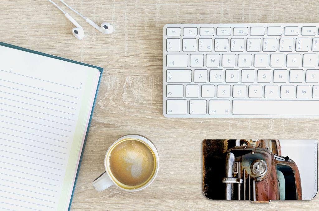 iPhone 15 Plus Telefoonhoesje met foto Vintage Auto op bureau met koffie en notitieboekje.