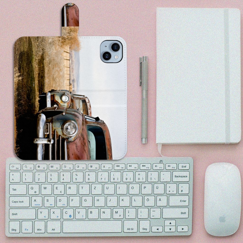 iPhone 15 Plus Telefoonhoesje met foto Vintage Auto op een bureau met toetsenbord en notitieboek.