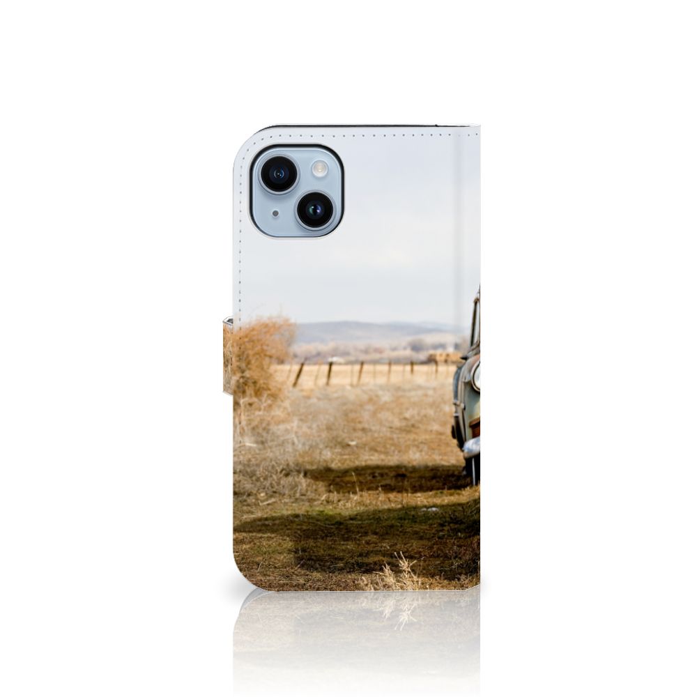 iPhone 15 Plus Telefoonhoesje met foto Vintage Auto op een mooie achtergrond van een landweg.
