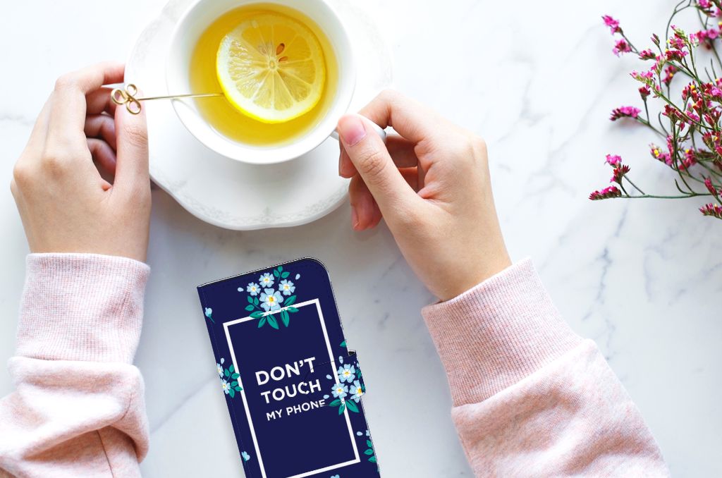 iPhone 15 Portemonnee Hoesje Flowers Blue DTMP met 'Don't Touch My Phone' motto en bloemenontwerp.