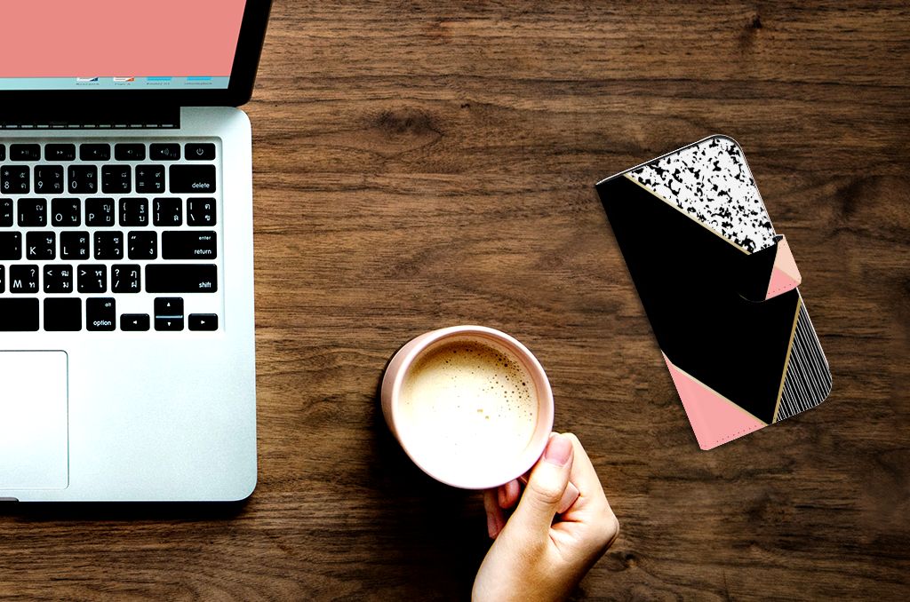 iPhone 15 Pro Book Case Zwart Roze Vormen met geometrisch ontwerp naast laptop en koffie.