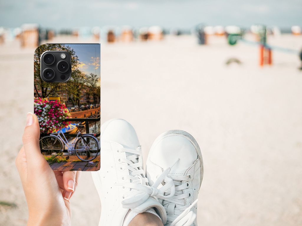 iPhone 15 Pro Book Cover Amsterdamse Grachten met kleurrijke bloemen en fiets op het strand 🌸