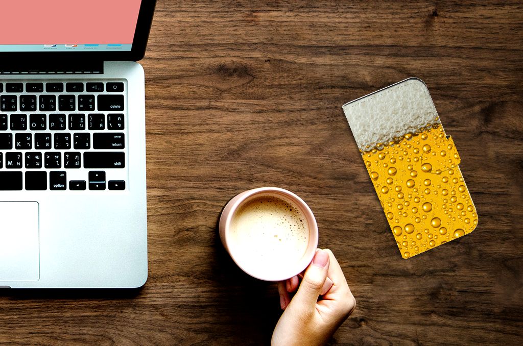 iPhone 15 Pro Book Cover Bier met bierprint, perfect voor bierliefhebbers die hun telefoon willen beschermen 🍺.