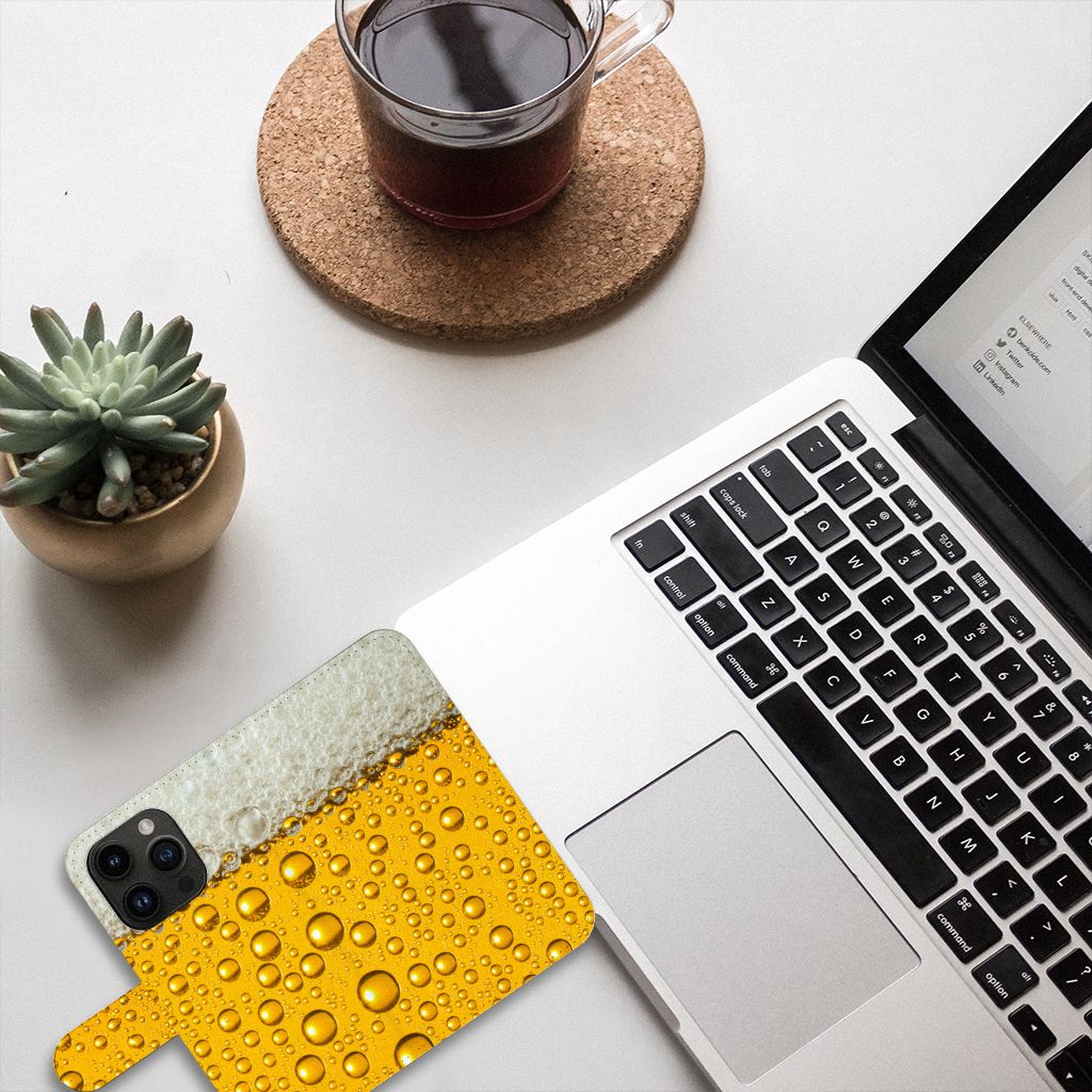 iPhone 15 Pro Book Cover Bier met bierprint op een bureau met een laptop en koffie.