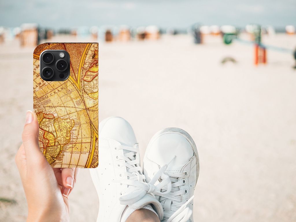 iPhone 15 Pro Book Cover Kompas boekomslag met kompas design hand houden strand