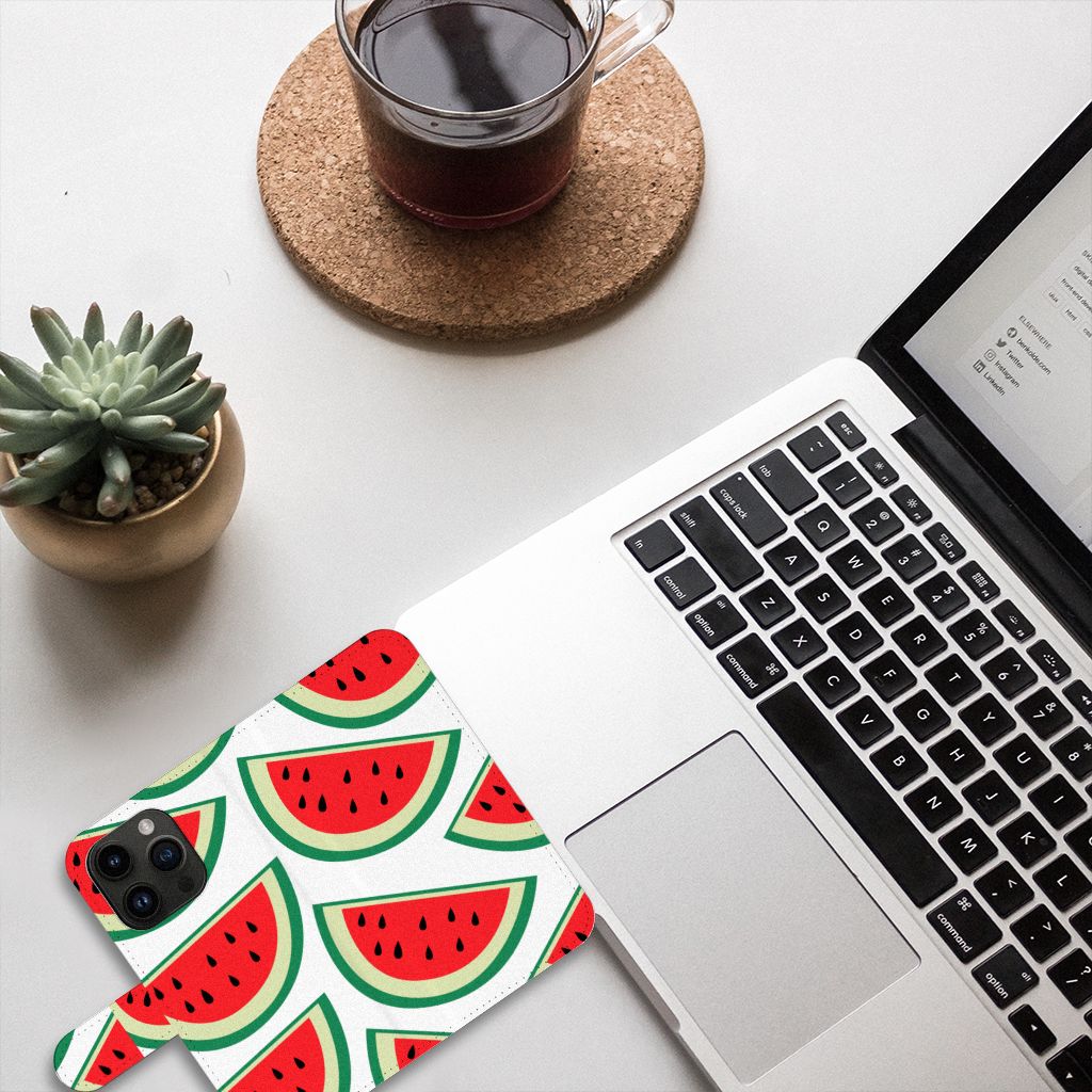 iPhone 15 Pro Book Cover Watermelons met vrolijke watermeloenprint op bureau met laptop en plant🌱.
