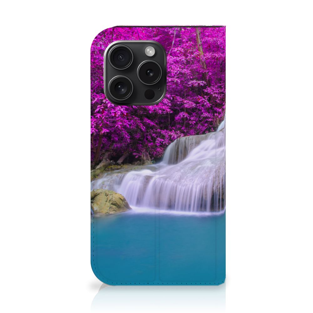 iPhone 15 Pro Book Cover Waterval met een serene waterval en paarse bloemen voor optimale bescherming.