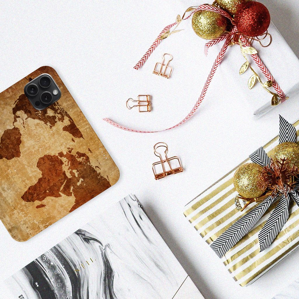 iPhone 15 Pro Book Cover Wereldkaart op een tafel met kerstdecoraties en cadeaus