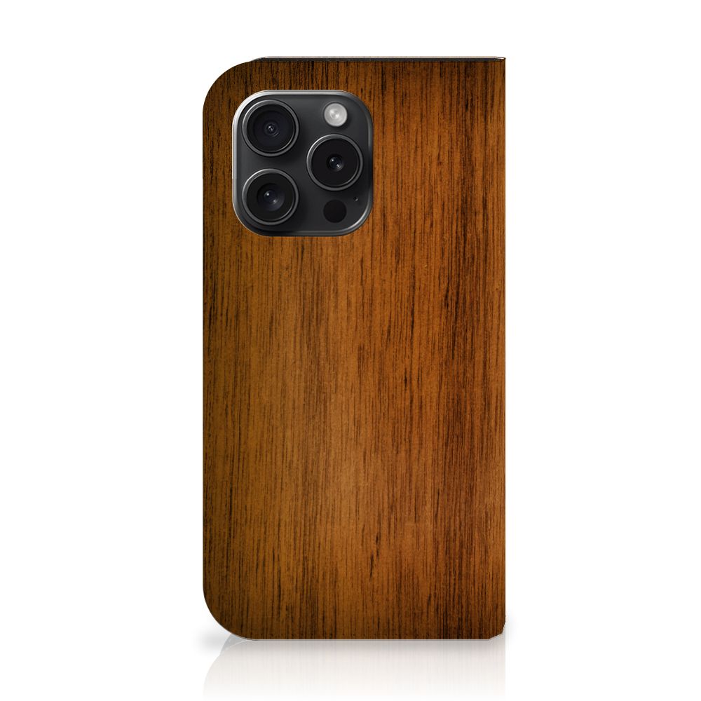 iPhone 15 Pro Book Wallet Case Donker Hout met een elegant houten design voor ultieme bescherming.