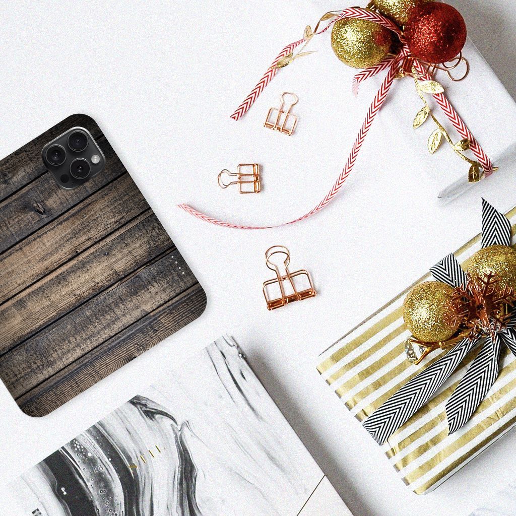 iPhone 15 Pro Book Wallet Case Steigerhout met een houten design op een tafel vol feestelijke decoraties.