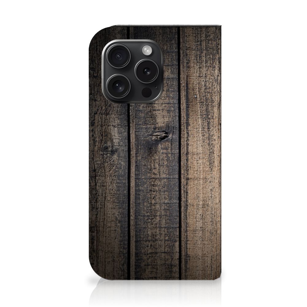 iPhone 15 Pro Book Wallet Case Steigerhout met een uniek steigerhout design 🌲