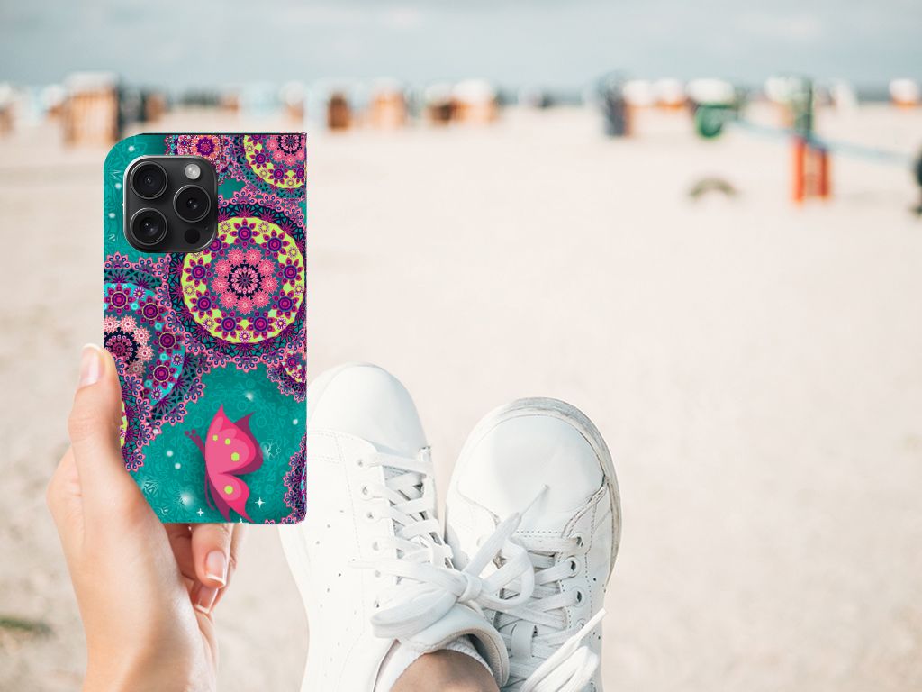 iPhone 15 Pro Bookcase Cirkels en Vlinders met kleurrijke vlinders en cirkels op het strand met sneakers.