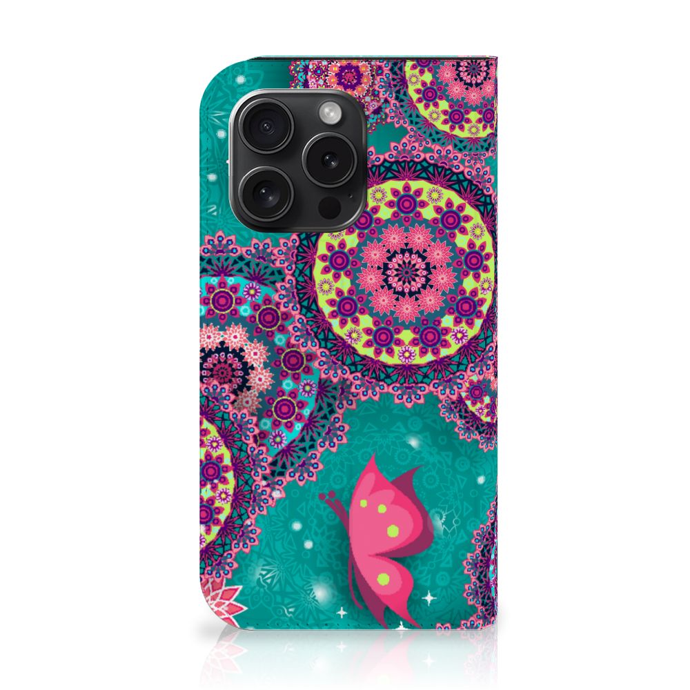 iPhone 15 Pro Bookcase Cirkels en Vlinders met kleurrijke cirkels en een vlinder 🦋 op een aqua achtergrond.