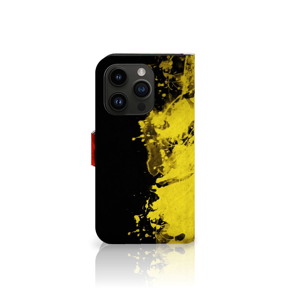 iPhone 15 Pro Bookstyle Case België met een uniek zwart en geel ontwerp, perfect voor elke Belgische fan.
