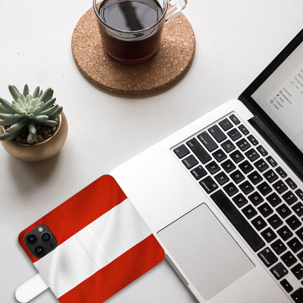 iPhone 15 Pro Bookstyle Case Oostenrijk met Oostenrijkse vlag en laptop op tafel