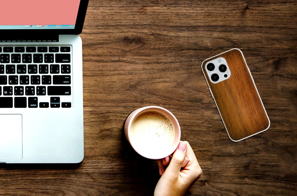 iPhone 15 Pro Bumper Hoesje Donker Hout op houten tafel met laptop en koffiekop