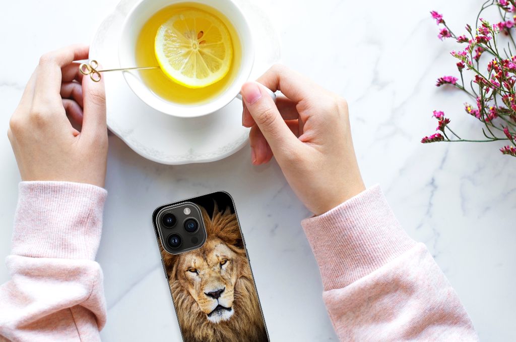 Apple iPhone 15 Pro Dierenprint Telefoonhoesje Leeuw handen met drankje