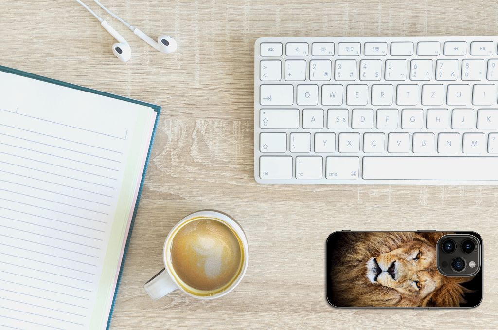 Apple iPhone 15 Pro Dierenprint Telefoonhoesje Leeuw bovenaanzicht bureau koffie toetsenbord notitieboek