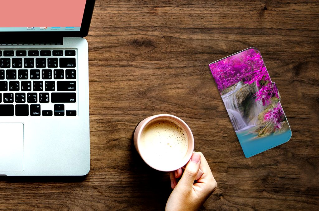 iPhone 15 Pro Flip Cover Waterval naast laptop met een kop koffie, kleurrijk en kalm waterval design.
