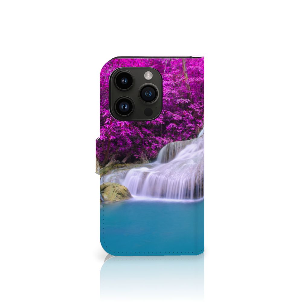 iPhone 15 Pro Flip Cover Waterval met een serene waterval en paarse bomen - een kleurrijk design voor jouw telefoon.