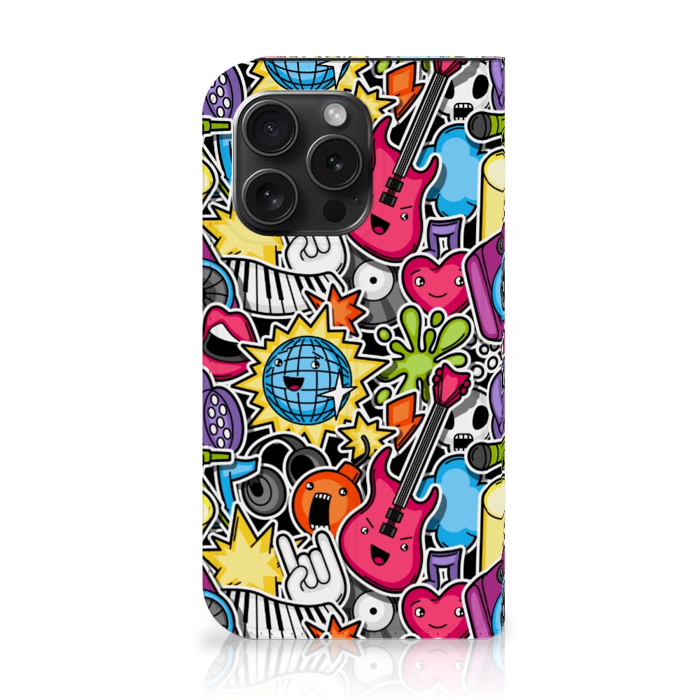 iPhone 15 Pro Hippe Standcase Punk Rock met een kleurrijk ontwerp vol leuke doodles en elementen 🎸.