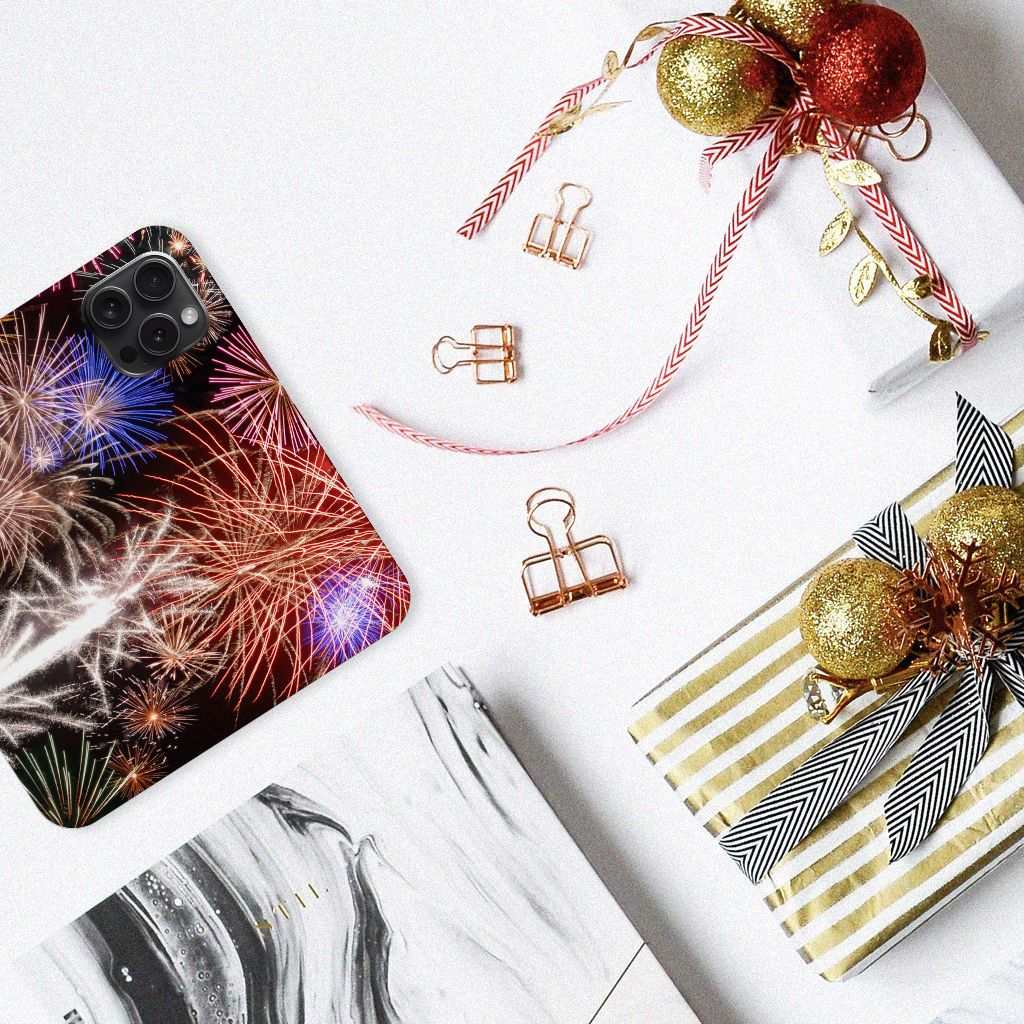 iPhone 15 Pro Hippe Standcase Vuurwerk met kleurrijke siervuurwerkprint op een feestelijke tafeldecoratie.