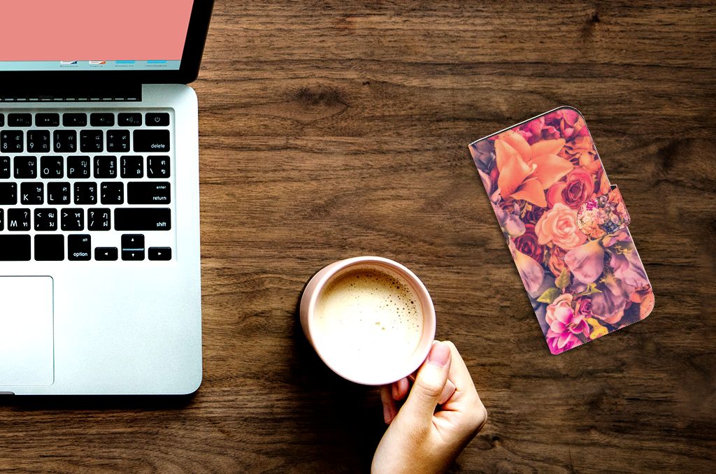 iPhone 15 Pro Hoesje Bosje Bloemen met een laptop en een kop koffie op een houten tafel.