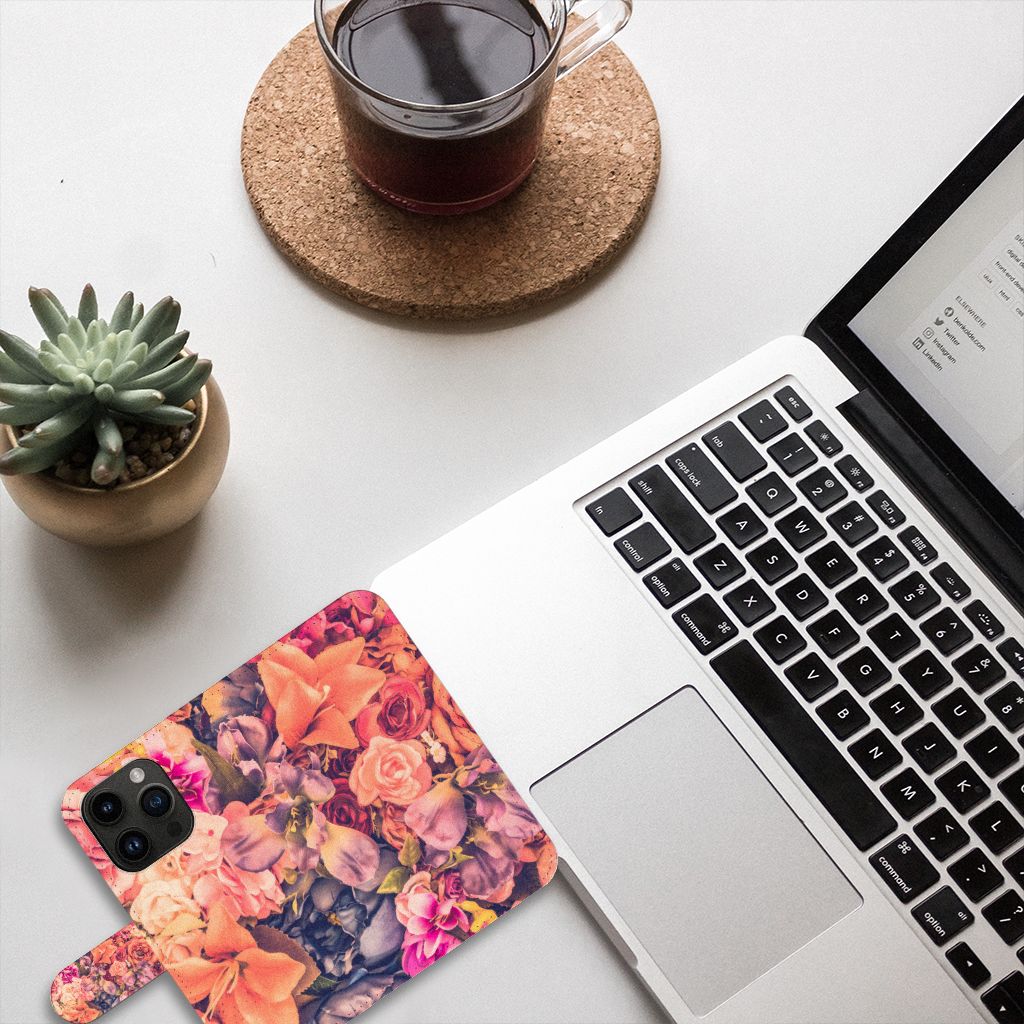 iPhone 15 Pro Hoesje Bosje Bloemen op een bureau naast een laptop en een plantenpot 🌸.