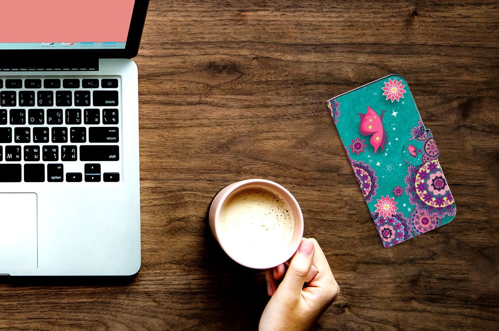 iPhone 15 Pro Hoesje Cirkels en Vlinders op een bureau met laptop en koffie☕.