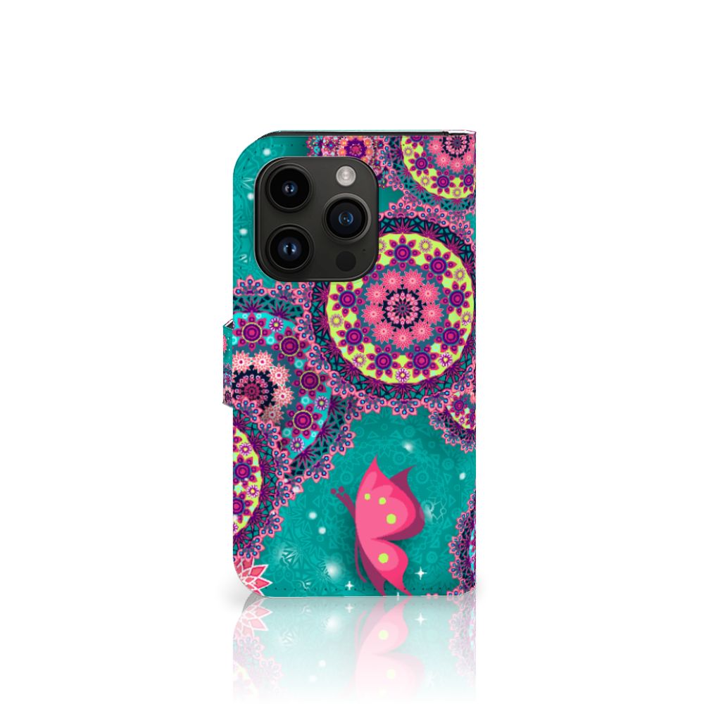 iPhone 15 Pro Hoesje Cirkels en Vlinders met kleurrijk mandala- en vlinderdesign 🌈.