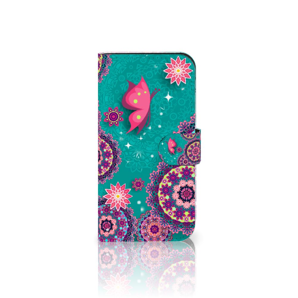 iPhone 15 Pro Hoesje Cirkels en Vlinders met kleurrijke patronen en een vlinder 🦋 op een turquoise achtergrond.