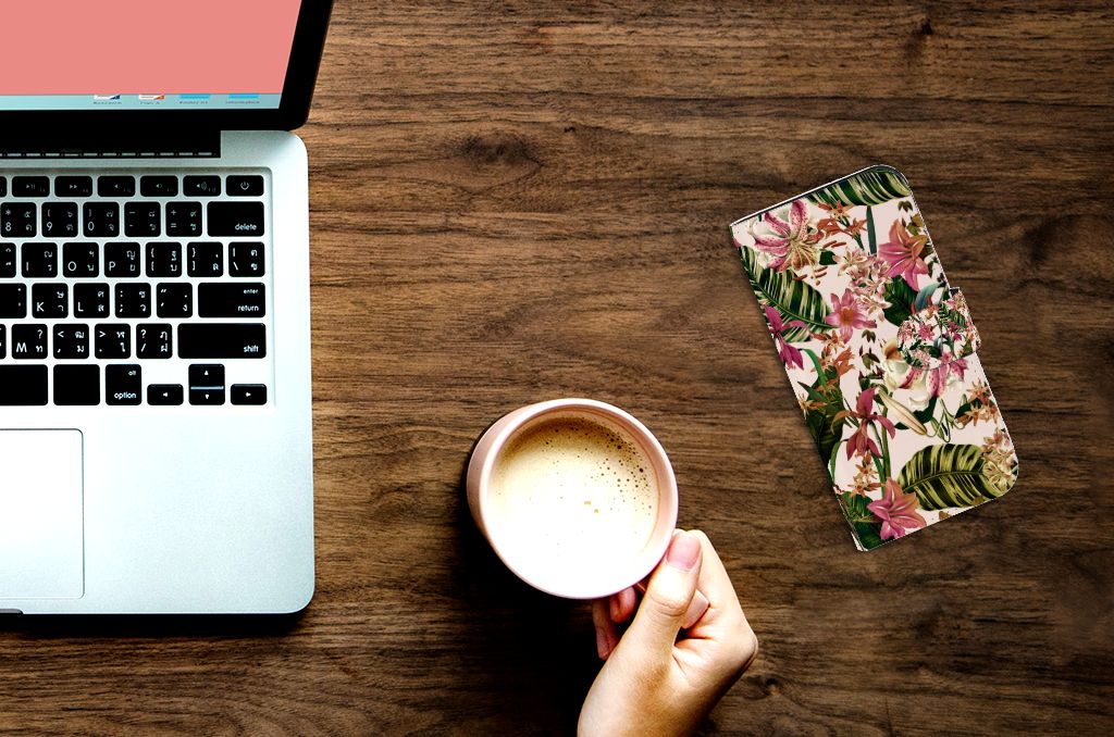 iPhone 15 Pro Hoesje Flowers liggen naast een laptop en een kopje koffie, vrolijk design met bloemen.