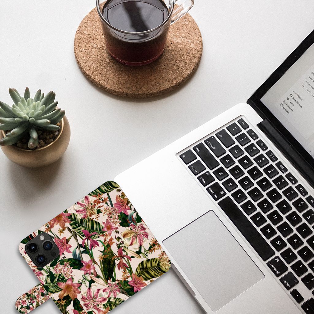 iPhone 15 Pro Hoesje Flowers met tropisch bloemen design op een bureau naast een laptop en een kopje koffie.
