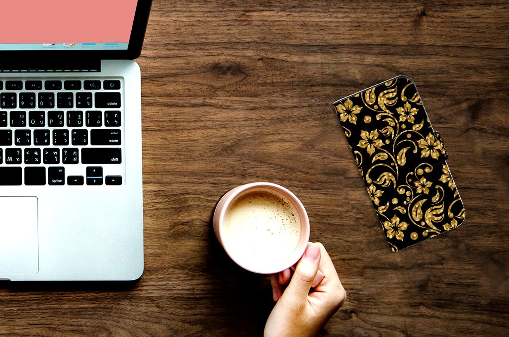 iPhone 15 Pro Hoesje Gouden Bloemen met koffie en laptop op houten tafel